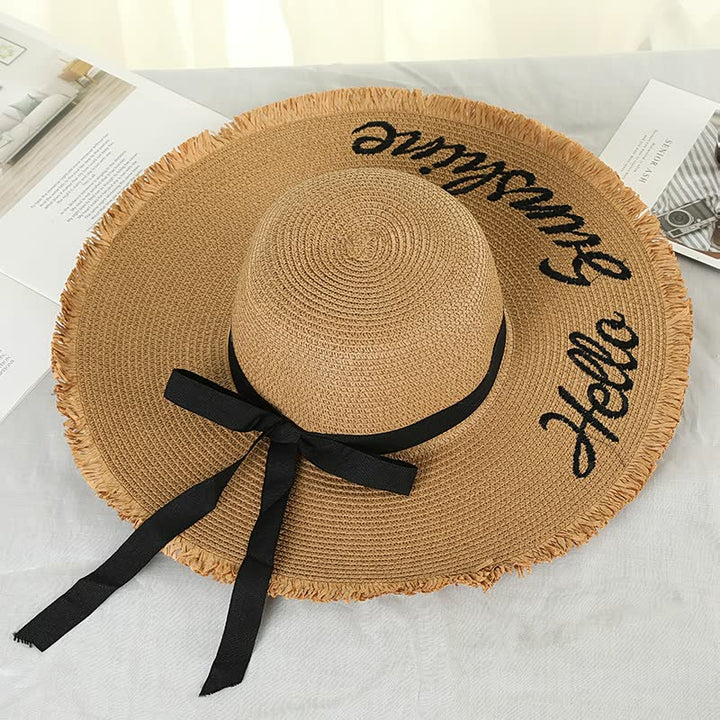Strohhut Damen, beige, mit schwarzer Schleife und Schriftzug "Hello Sunshine", Sommermode.