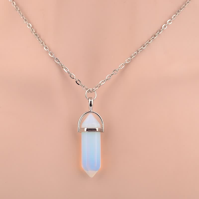 Silberkette mit blauem Opal-Anhänger, Kristallform, eleganter Schmuck für Damen.