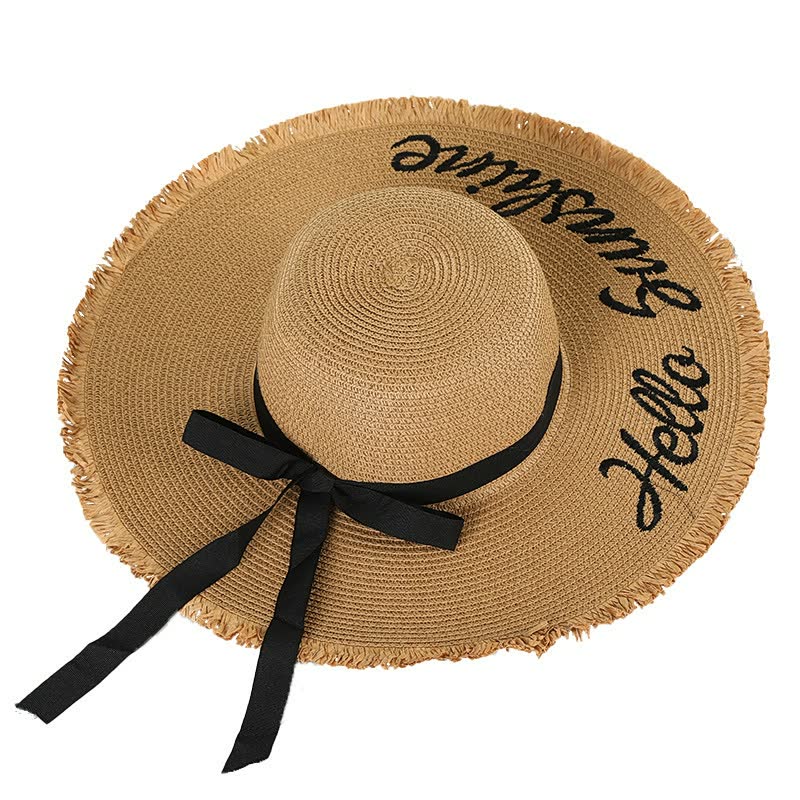 Brauner Strohhut mit schwarzer Schleife und Schriftzug "Hello Sunshine", Sommermode Accessoire.
