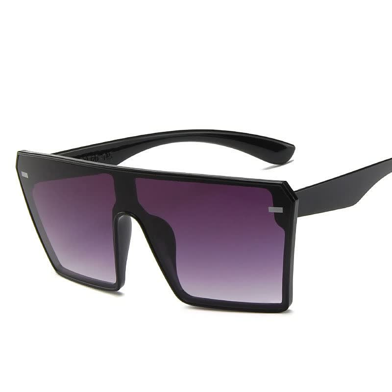 Schwarze rechteckige Sonnenbrille mit lila Verlaufsgläsern, modisches Accessoire.