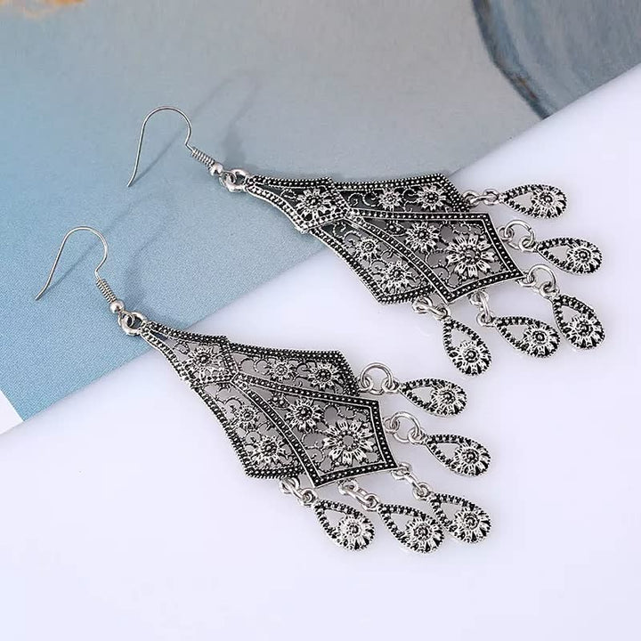 Silberne Vintage-Ohrringe mit filigranem Muster und Tropfenanhängern, Schmuckaccessoire.