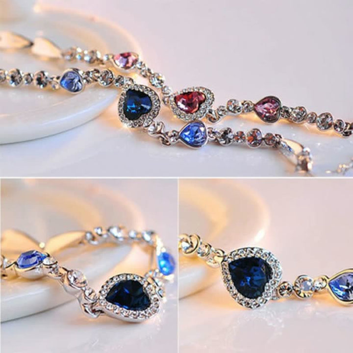Silberne Halskette mit blauen und roten Herzanhängern, Kristallsteine, eleganter Schmuck.