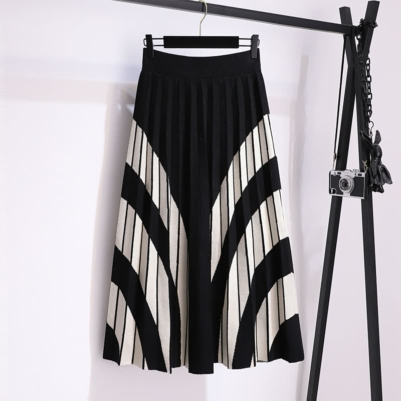 Schwarz-weißer Faltenrock, geometrisches Muster, Damenmode, elegant, knielang.