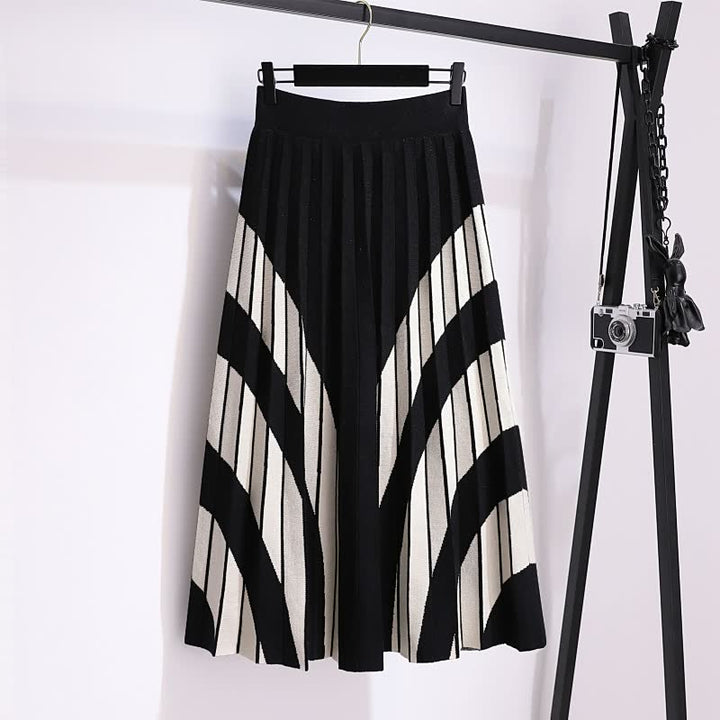 Schwarz-weißer Faltenrock, geometrisches Muster, Damenmode, elegant, knielang.