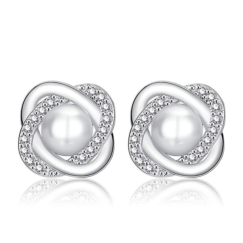Silberne Ohrringe mit Perlen und Kristallen, eleganter Schmuck, Damenaccessoire.