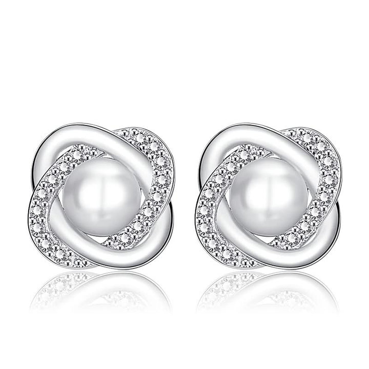 Silberne Ohrringe mit Perlen und Kristallen, eleganter Schmuck, Damenaccessoire.