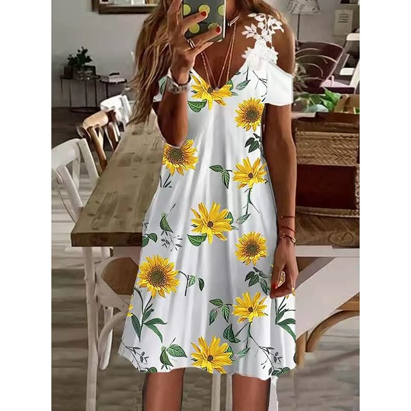 Frau in weißem Sommerkleid mit gelbem Sonnenblumenmuster, schulterfrei, lässig, modisch.