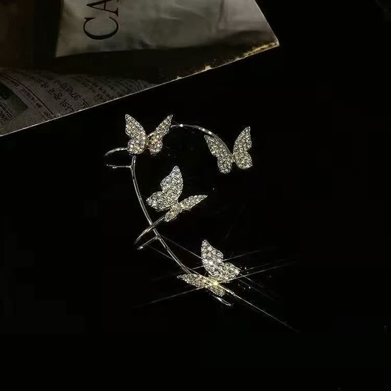 Schmetterling-Haarspange, silbern, mit Strasssteinen, elegantes Accessoire, modisch, glänzend.