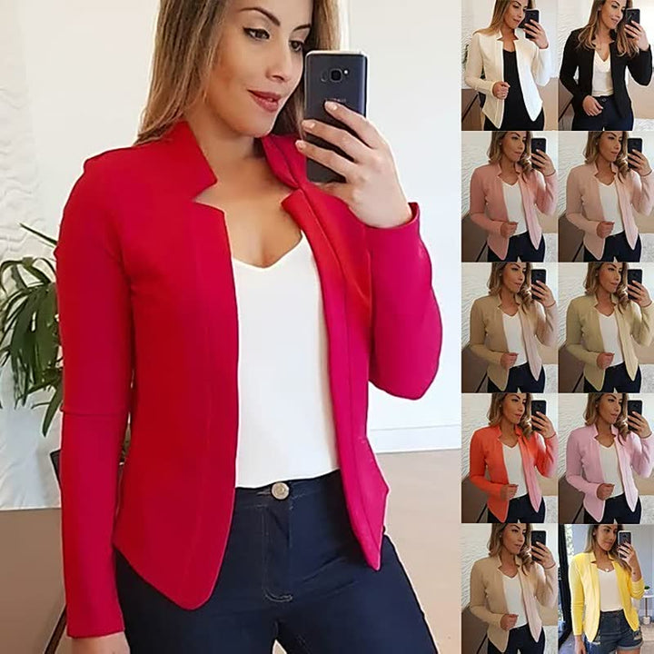 Frau in rotem Blazer, weißem Top, dunkler Jeans, Selfie, Mode, Damenbekleidung, stilvoll.