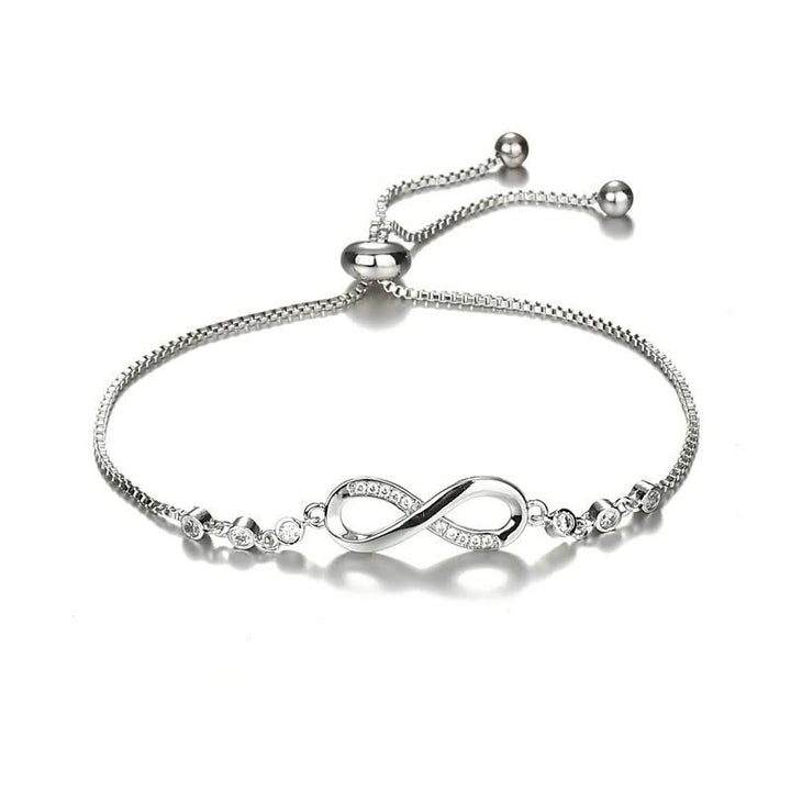 Silbernes Unendlichkeit-Armband mit verstellbarem Verschluss und Zirkonia-Steinen.