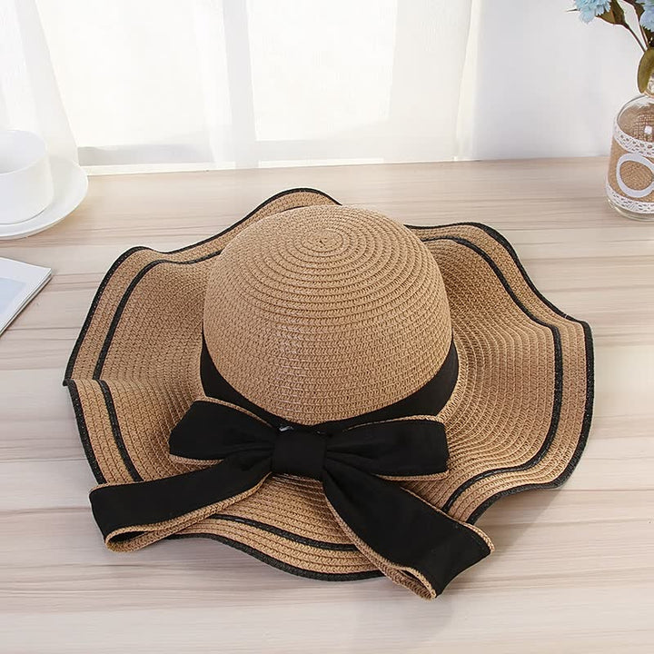 Damen Sonnenhut aus Stroh, beige mit schwarzer Schleife, modisch, Sommeraccessoire.