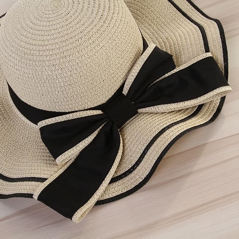 Beiger Damen-Sonnenhut mit schwarzer Schleife, elegantes Sommer-Accessoire aus Stroh.