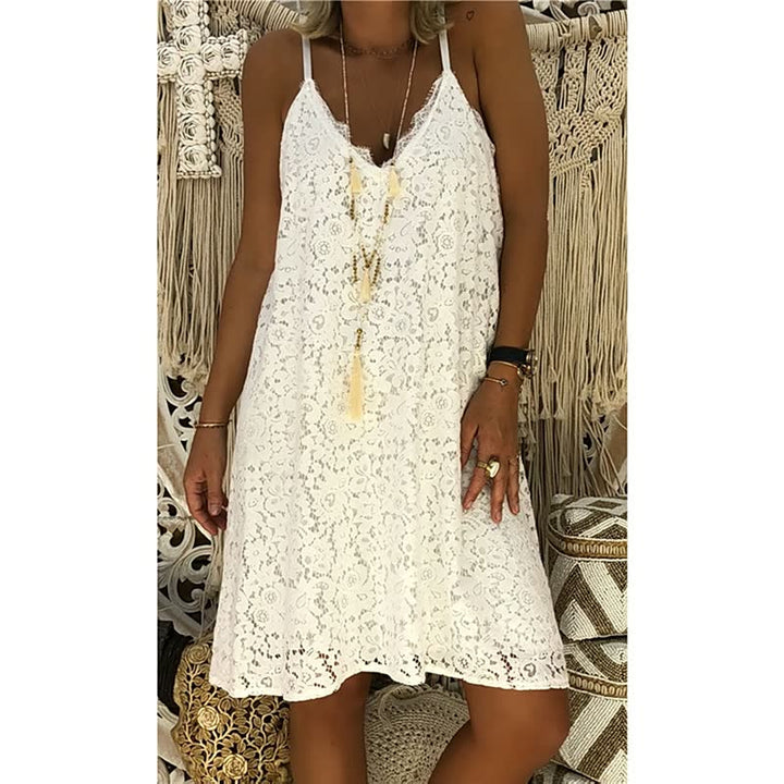 Damen Sommerkleid aus weißer Spitze, ärmellos, ideal für Strandmode und Freizeit.