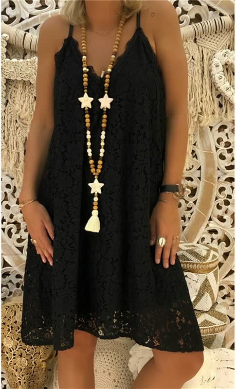 Schwarzes Spitzenkleid Damen, ärmellos, mit Holzperlenkette, Boho-Stil, Sommermode.