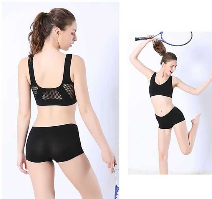 Frau in schwarzem Sport-BH und Shorts, Tennis spielend, Fitnessbekleidung, atmungsaktiv.