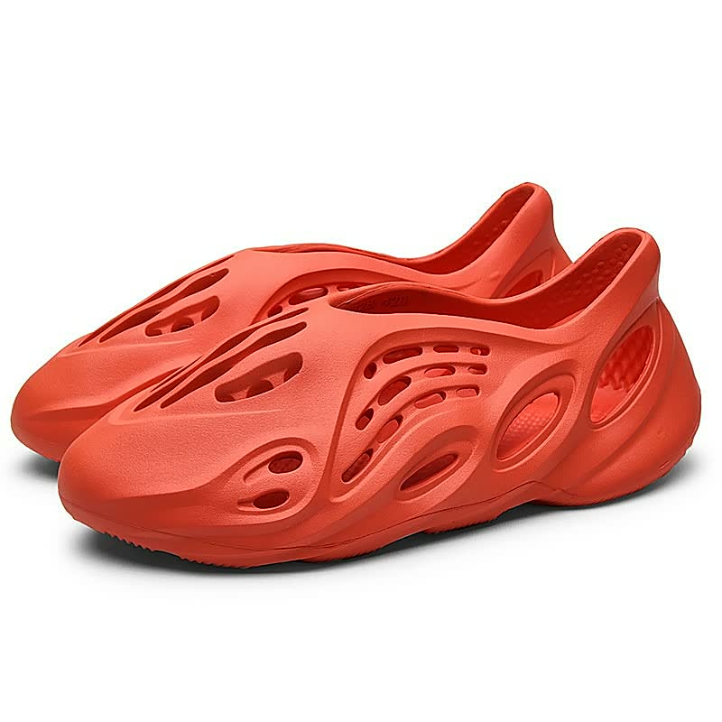 Rote, futuristische Gummischuhe mit Cut-Out-Design, ideal für Sommer und Freizeit.