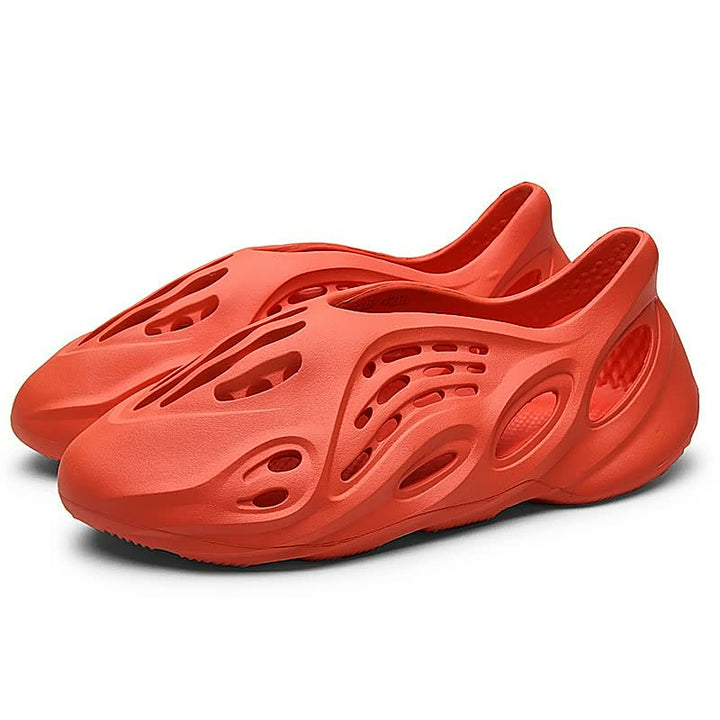Rote, futuristische Gummischuhe mit Cut-Out-Design, ideal für Sommer und Freizeit.