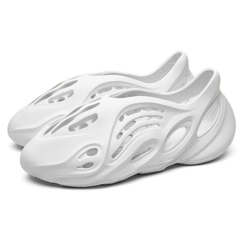 Weiße, futuristische Sneaker aus Kunststoff mit Cut-Out-Design, ideal für Sommermode.