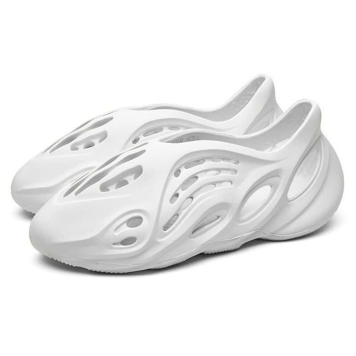 Weiße, futuristische Sneaker aus Kunststoff mit Cut-Out-Design, ideal für Sommermode.