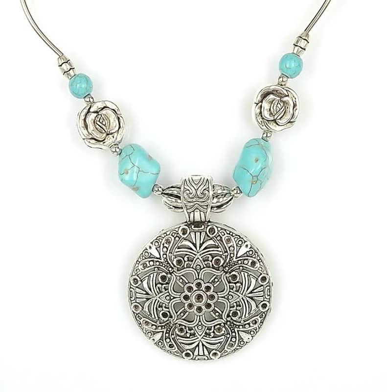 Silberne Halskette mit türkisfarbenen Steinen und Blumenanhänger, Boho-Schmuck, Damenaccessoire.