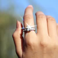 Hand mit funkelndem Diamantring, Silber, Verlobungsring, Schmuck, glänzend, elegantes Design.