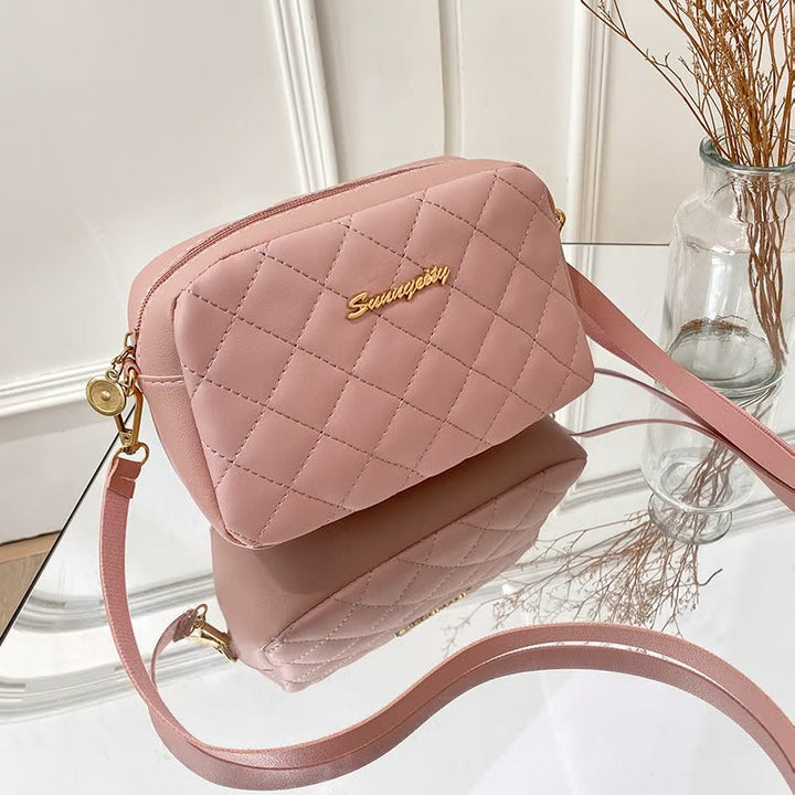 Rosa gesteppte Umhängetasche aus Leder mit goldenen Details, modisch und elegant.