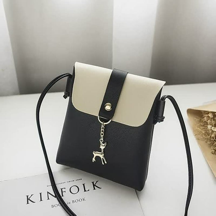 Schwarze und weiße Umhängetasche aus Leder mit Hirschanhänger, modisch, elegant, Damenaccessoire.