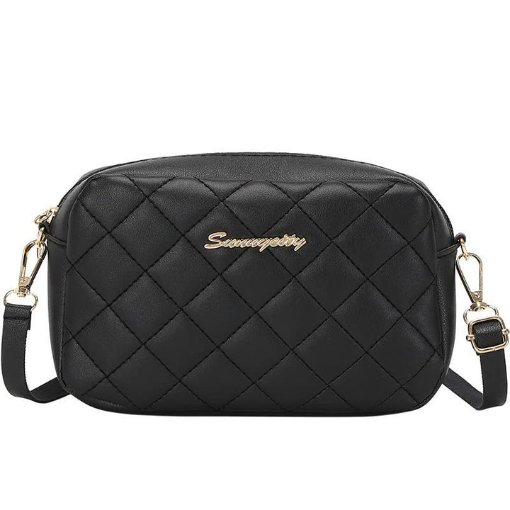 Schwarze gesteppte Umhängetasche aus Leder mit goldenen Details und verstellbarem Riemen.