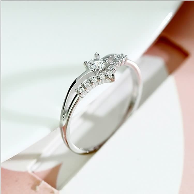 Silberner Verlobungsring mit Diamanten, elegantes Design, Schmuck für Damen.