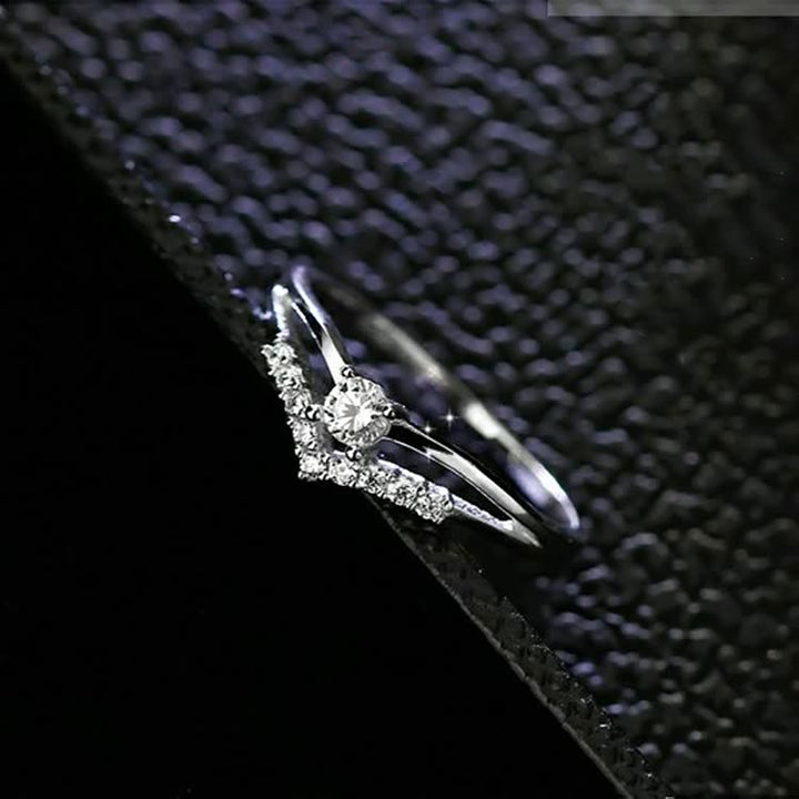 Silberner Verlobungsring mit Diamanten, elegantes Design, Schmuck für Damen, luxuriöses Accessoire.