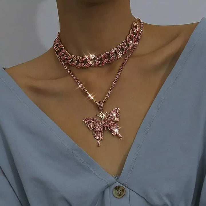 Funkelnde rosa Schmetterlingskette und Halskette, Damenmode, eleganter Schmuck, Nahaufnahme.