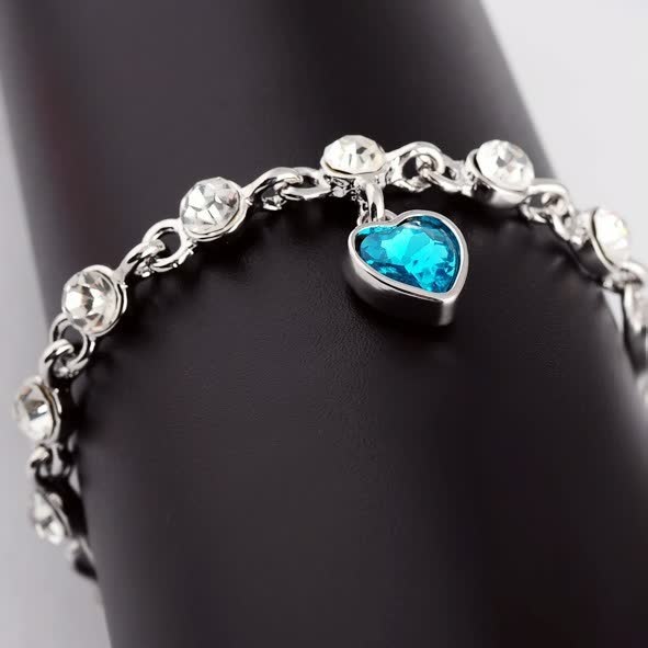 Silberarmband mit blauem Herzanhänger und Kristallen, eleganter Schmuck, Geschenkidee für Frauen.