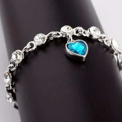 Silberarmband mit blauem Herzanhänger und Kristallen, eleganter Schmuck, Geschenkidee für Frauen.