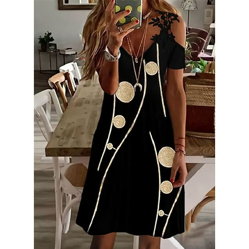 Schwarzes Damenkleid mit goldenen Kreisen, schulterfrei, elegantes Design, Abendmode.