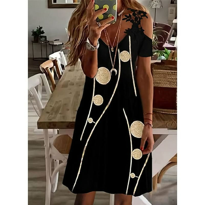 Schwarzes Damenkleid mit goldenen Kreisen, schulterfrei, elegantes Design, Abendmode.
