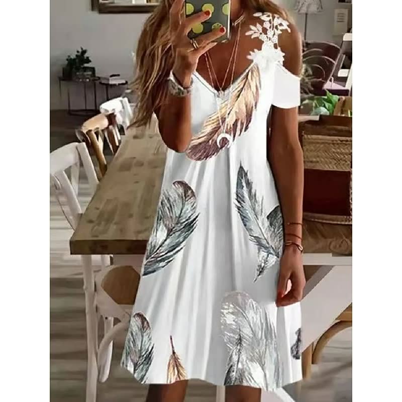 Frau in weißem Sommerkleid mit Federprint, schulterfrei, lässig, modisch, im Innenraum.