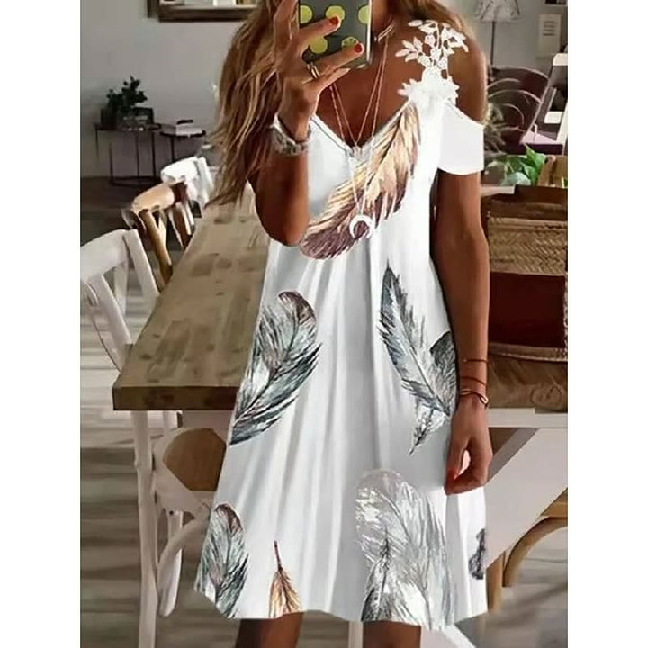 Frau in weißem Sommerkleid mit Federprint, schulterfrei, lässig, modisch, im Innenraum.