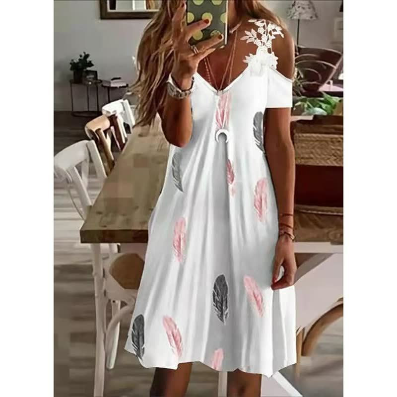 Frau in weißem Sommerkleid mit buntem Federprint, schulterfrei, lässig, modisch, im Wohnzimmer.