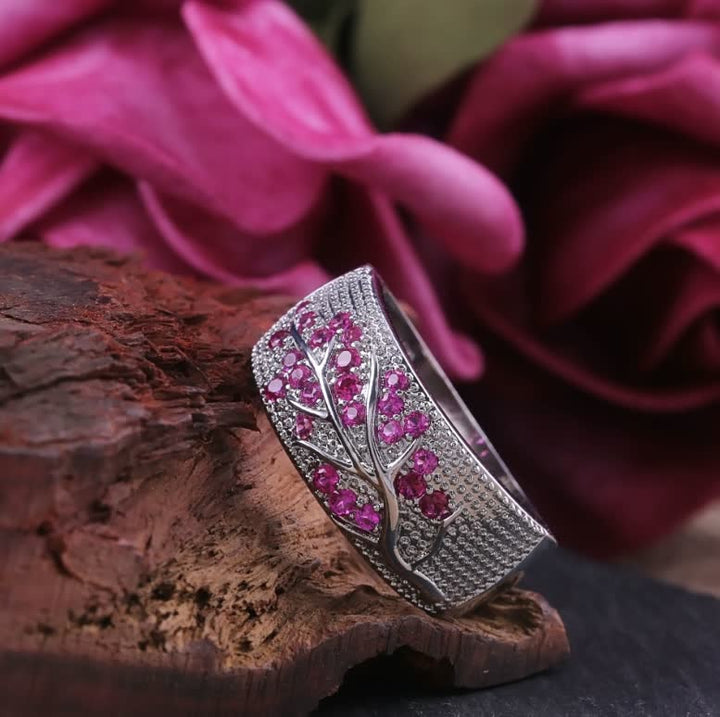 Silberring mit rosa Kristallen, Baumdesign, vor rosa Blumen, Schmuck für Damen.