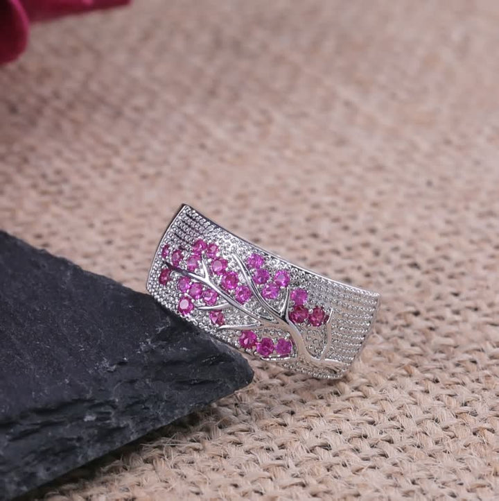 Silberner Ring mit rosa Kristallen, florales Design, Schmuck, Damenaccessoire, elegantes Geschenk.