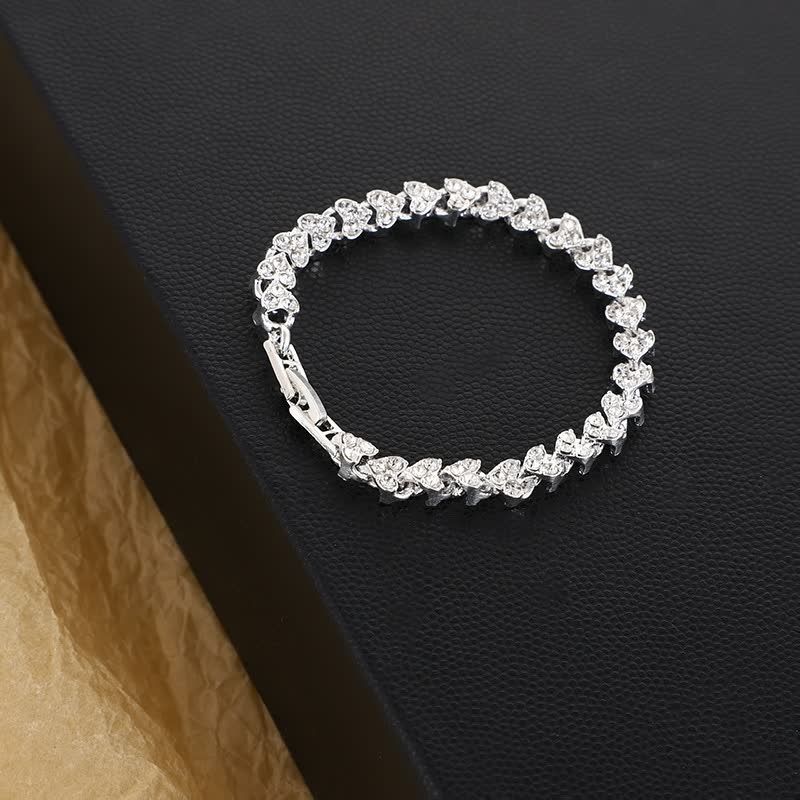 Silbernes Armband mit Zirkonia-Steinen auf schwarzem Hintergrund, eleganter Schmuck für Damen.