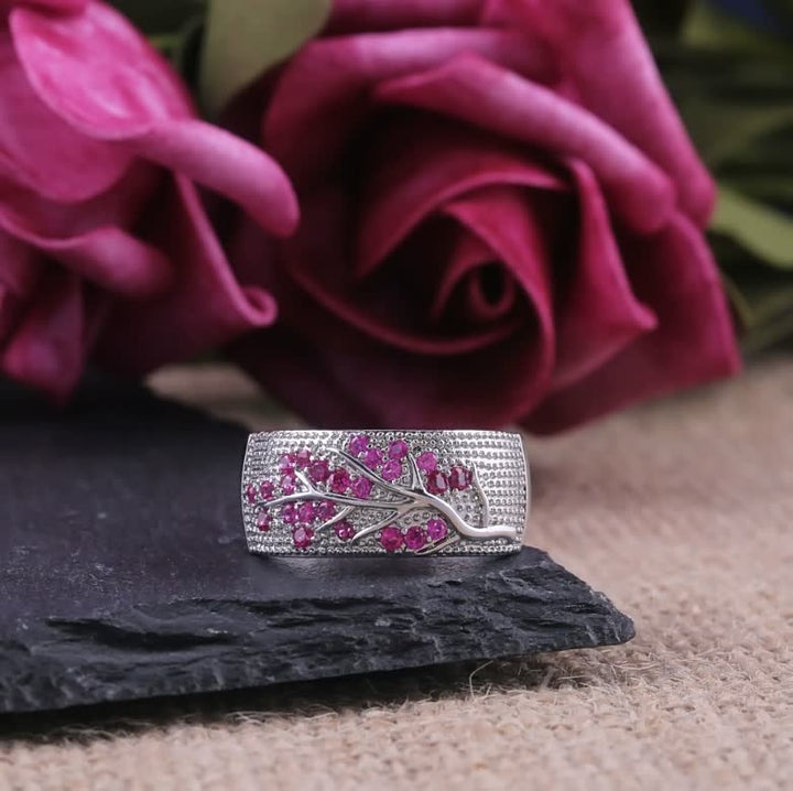 Silberring mit rosa Edelsteinen, florales Design, vor Rosen, Schmuck für Damen, elegant und stilvoll.