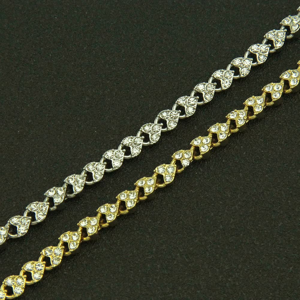 Zwei Armbänder aus Gold und Silber mit Diamantbesatz auf schwarzem Hintergrund.