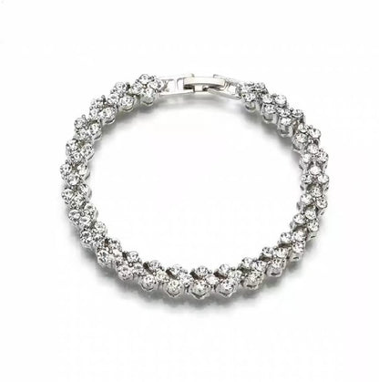 Silbernes Armband mit runden Diamanten, elegantes Schmuckstück, luxuriöses Design, Geschenkidee.