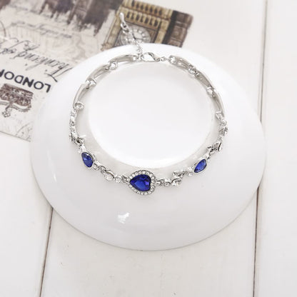 Silberarmband mit blauen Edelsteinen, elegantes Design, Schmuck für Damen, Geschenkidee.