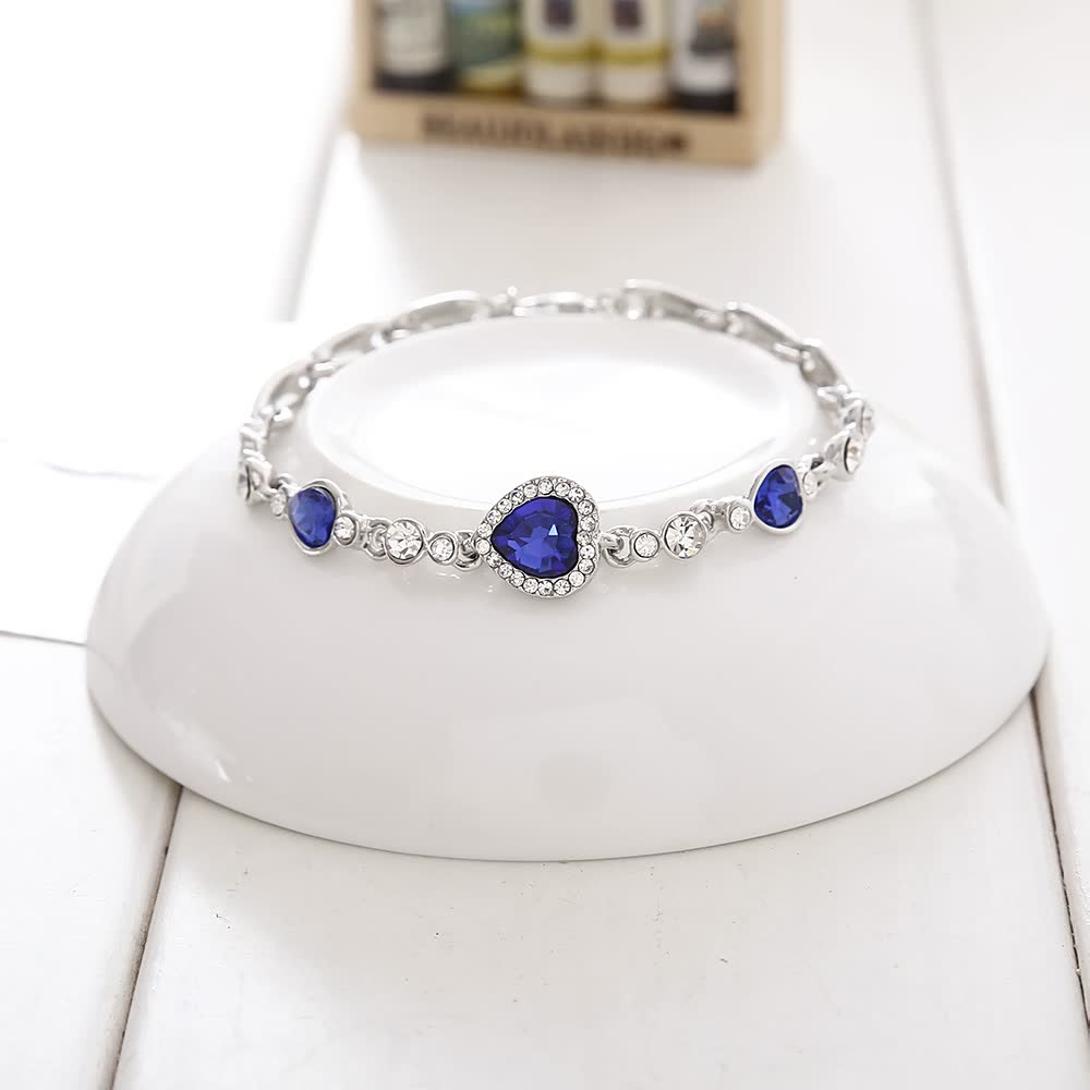 Silberarmband mit blauen Herz- und Rundsteinen, elegantes Schmuckdesign, Damenaccessoire.