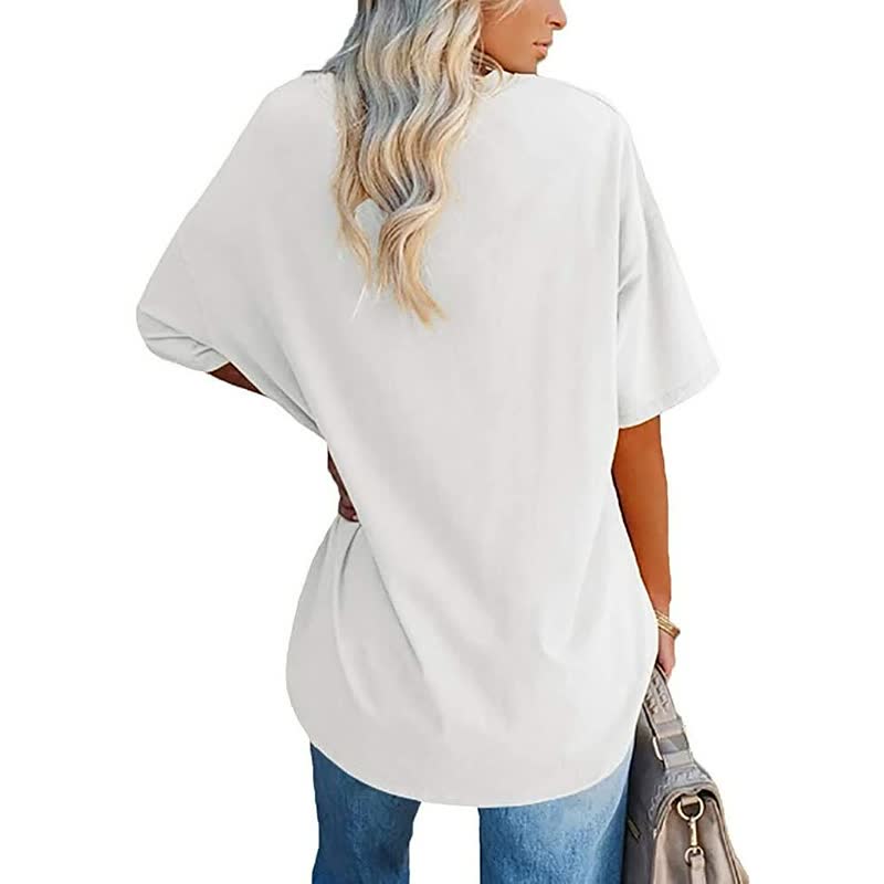 Frau in weißem Oversize-T-Shirt und blauer Jeans, Rückansicht, lässiger Stil.