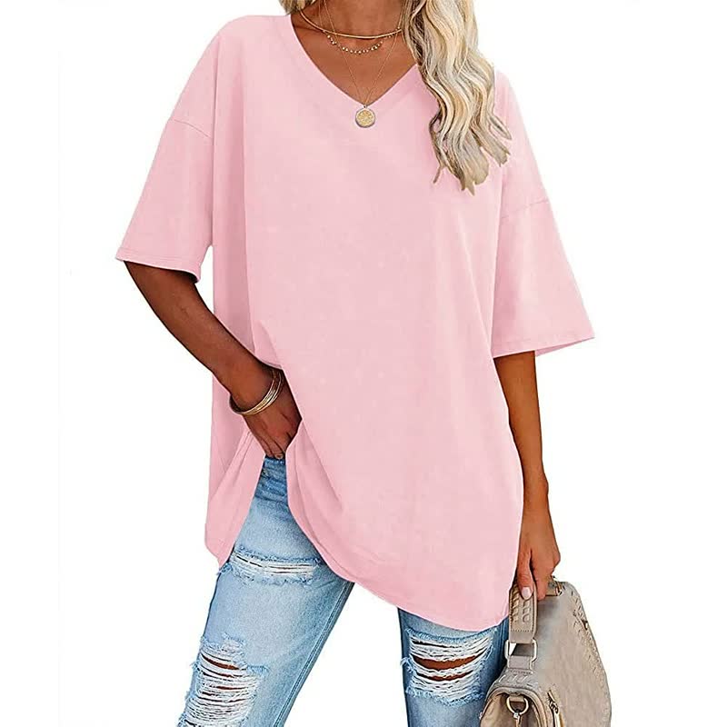 Frau in rosa Oversize-T-Shirt und zerrissenen Jeans, modisch, lässig, Sommeroutfit.