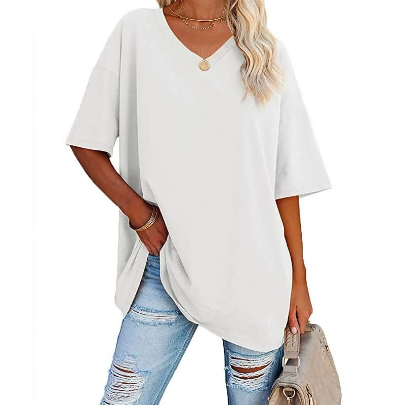 Frau in weißem Oversize-T-Shirt und zerrissenen Jeans, modisch, lässig, Sommeroutfit.