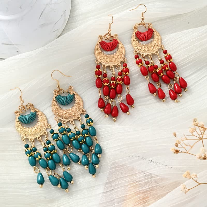 Goldene Ohrringe mit roten und blauen Perlen, Boho-Stil, handgefertigt, Modeschmuck.